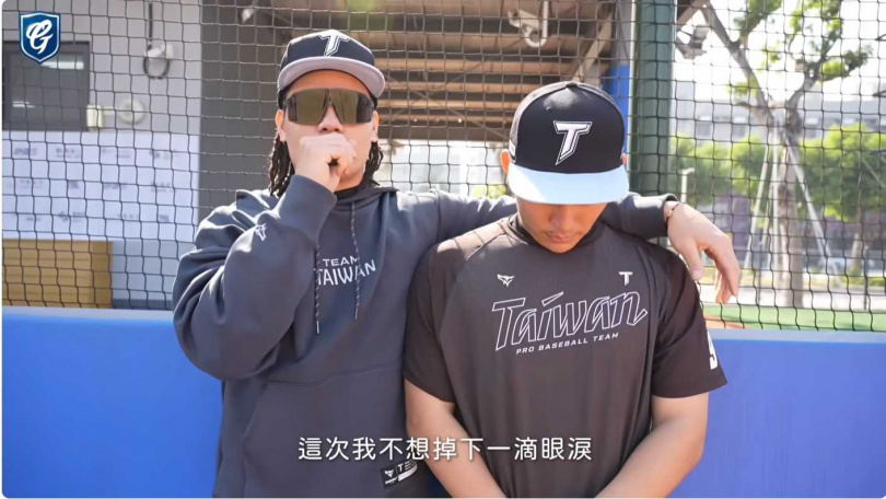 加入經典賽集訓的張育成（左），道出「不想再掉淚」的心情。（圖／翻攝自富邦悍將YT）