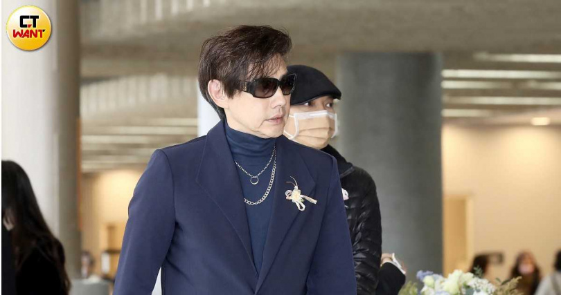 告別式上，包偉銘身穿全黑、戴著墨鏡前來致意。（圖／侯世駿攝）