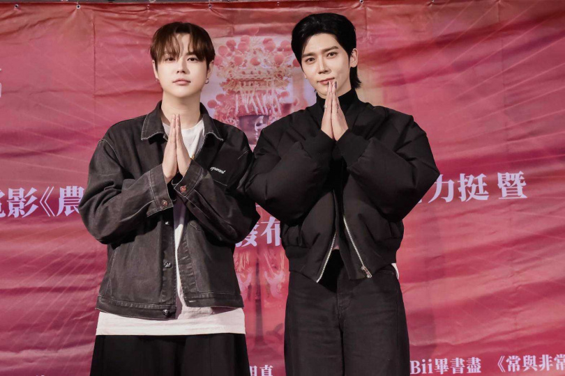 《農曆三月二十三》主題曲〈半途中〉由畢書盡（右）演唱，進香加油曲〈常與非常的我〉主唱為郭家瑋。（圖／北投映像電影提供）