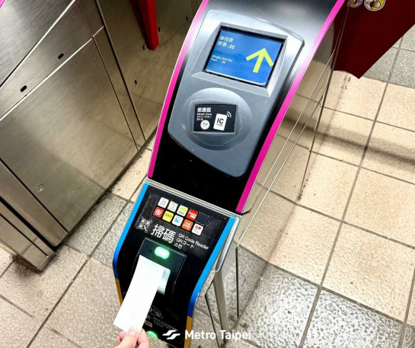 臺北捷運18日起全線車站（不含環狀線）自動售票機全面併行販售QR單程票與傳統藍色塑膠代幣（Token）。（圖／北捷提供）