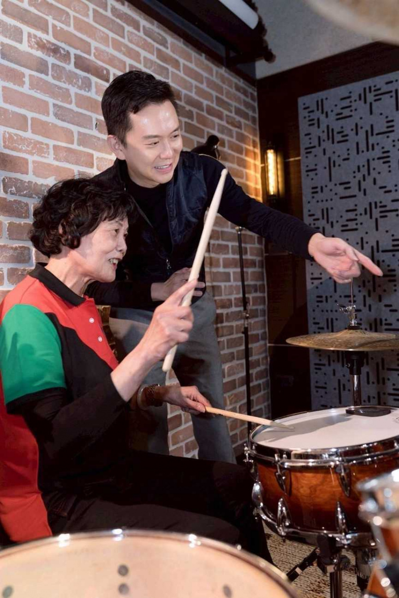 新竹縣竹北市長鄭朝方（圖中）認為全台最年輕的竹北市也不能忘了照顧長輩。（圖／翻攝自竹北市公所媒體群組）