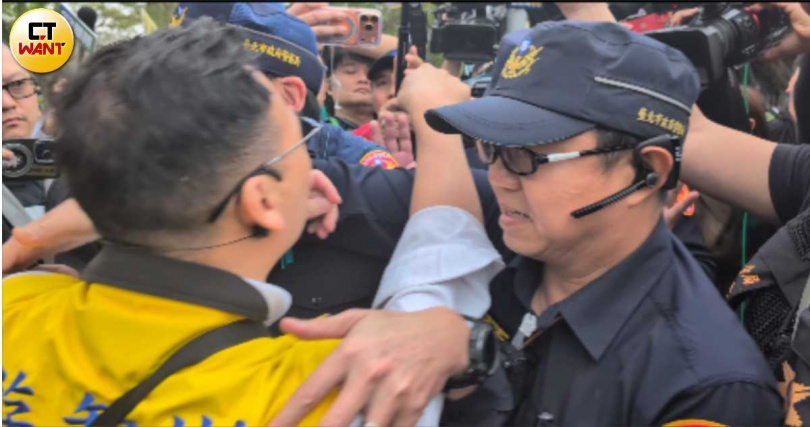 柯文哲一審遭重判有期徒刑17年，褫奪公權6年，游智彬院外舉著自製「清德宗」看板，朝賴清德丟水球。(圖／林冠吟攝）