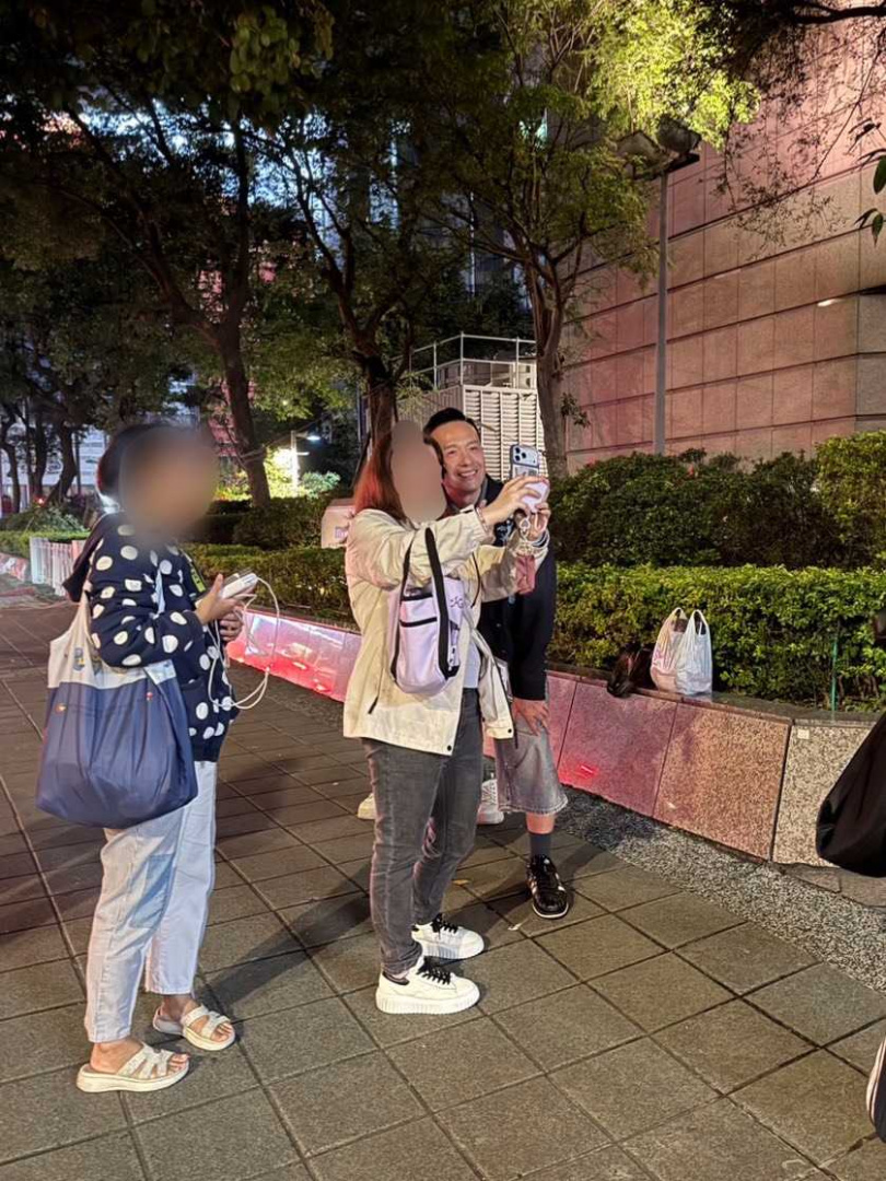 小鐘親切與粉絲們合照。（圖／讀者提供）