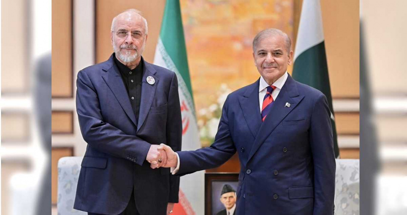 伊朗議會議長加利巴夫（左）11日與巴基斯坦總理謝里夫（Shehbaz Sharif）握手。（圖／達志／美聯社）