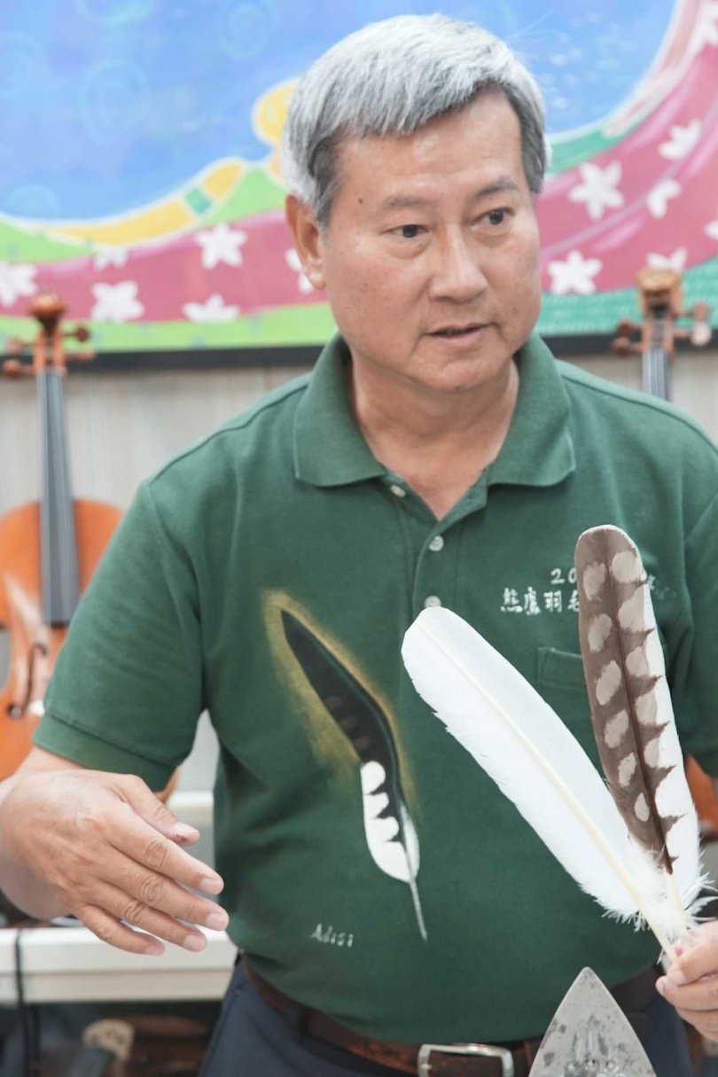 工藝師鍾金男致力推動仿真羽毛技術。（圖／采昌提供）