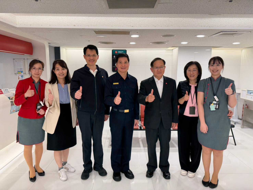 中信保全董事長陳國恩到分行現場代表公司感謝警察局林局長、分局長及各位幹部協助。（圖／中信提供）