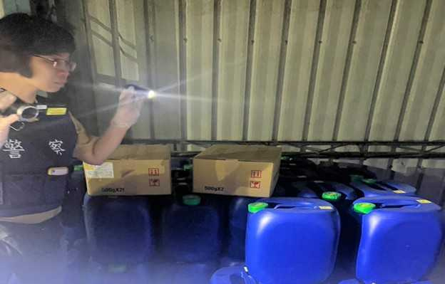 為躲避警方追查,也為避免提煉過程中所產生的廢、毒氣被民眾察覺,該集團多隱藏的偏僻山區。(圖/翻攝畫面)