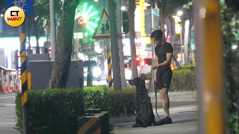 為了讓Hades記取教訓，KIRE凱爾直接在路上訓狗，但Hades轉頭並不想聽。（圖／本刊攝影組）