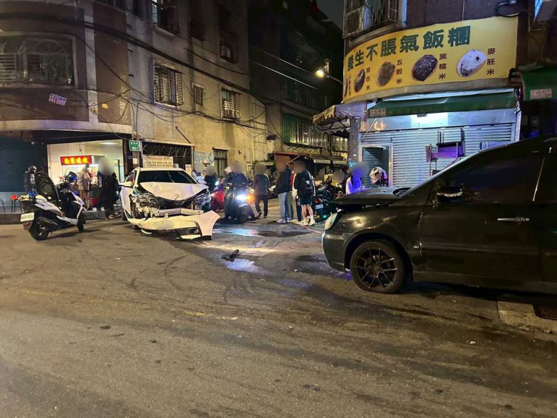 2025年12月5日詹男在新北中和毒駕,撞倒多部汽機車後逃逸,逆向行駛,又與對向來車相撞。(圖/報系資料照)