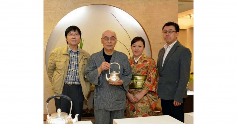 本文作者（左一）與石黑光南二代（左二）、石黑長女石黑桂子（右二）以及三代石黑恭平（右一）在2013年於台北梅門合影。（圖／吳德亮攝影）