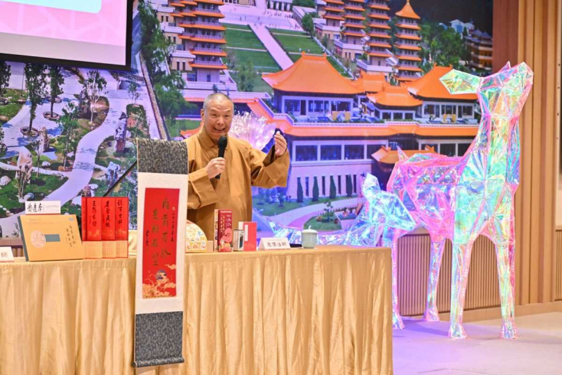 慧傳法師表示，「光明在望」主燈將從大年初一到元宵節上演主燈秀，也是回顧大師自1980年代至今逾44年的春節平安燈的精采合集。（圖／福報生活推廣協會）