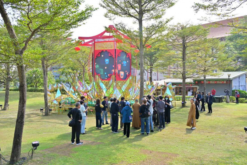 乙巳蛇年平安燈法會有四大主題，包括「向前有路正道行」、「光明在望遍五洲」、「蛇燦蓮華增福慧」、「靈山尋寶品百味」。（圖／福報生活推廣協會）