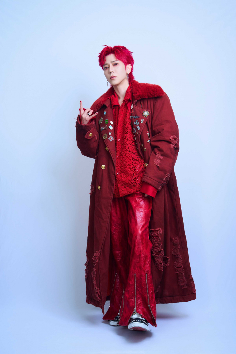 畢書盡為了宣傳演唱會在後台發傳單。（圖／索尼音樂提供）