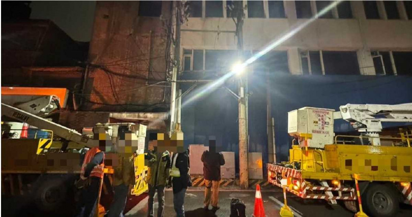 台電外包施工人員工作不慎遭電擊，送醫搶救後已恢復生命跡象，相關肇責仍待後續釐清。（圖／翻攝畫面）