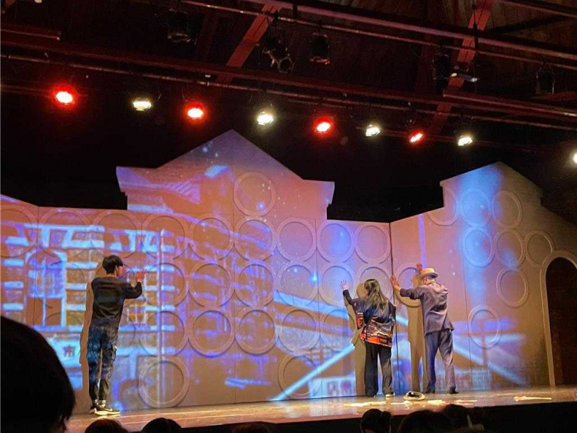 卓文萱與張允曦主演的沉浸式舞台劇《西門町一番地》，22日晚間演出時發生布景倒塌意外。（圖／中國時報林淑娟攝）