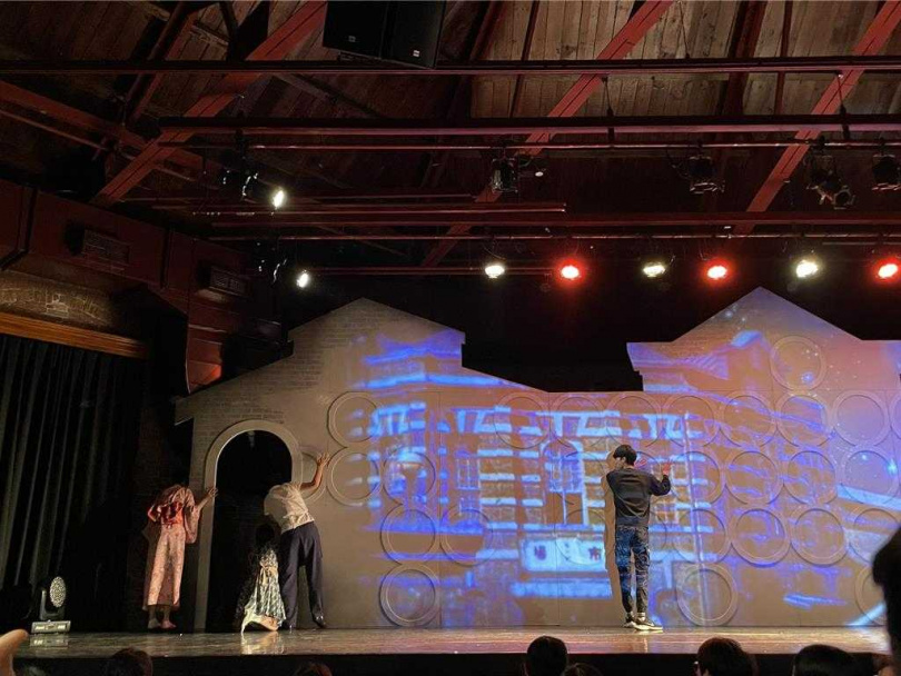 卓文萱與張允曦主演的沉浸式舞台劇《西門町一番地》，22日晚間演出時發生布景倒塌意外。（圖／中國時報林淑娟攝）