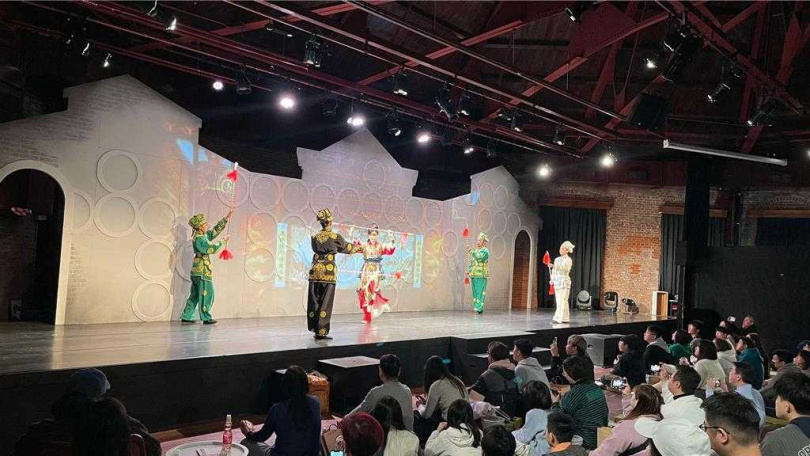 《西門町一番地》23日進行本次巡演最後一場演出，22日受傷的演員黃若琳（中）昨照樣上台演出踢槍。（全民大劇團提供）