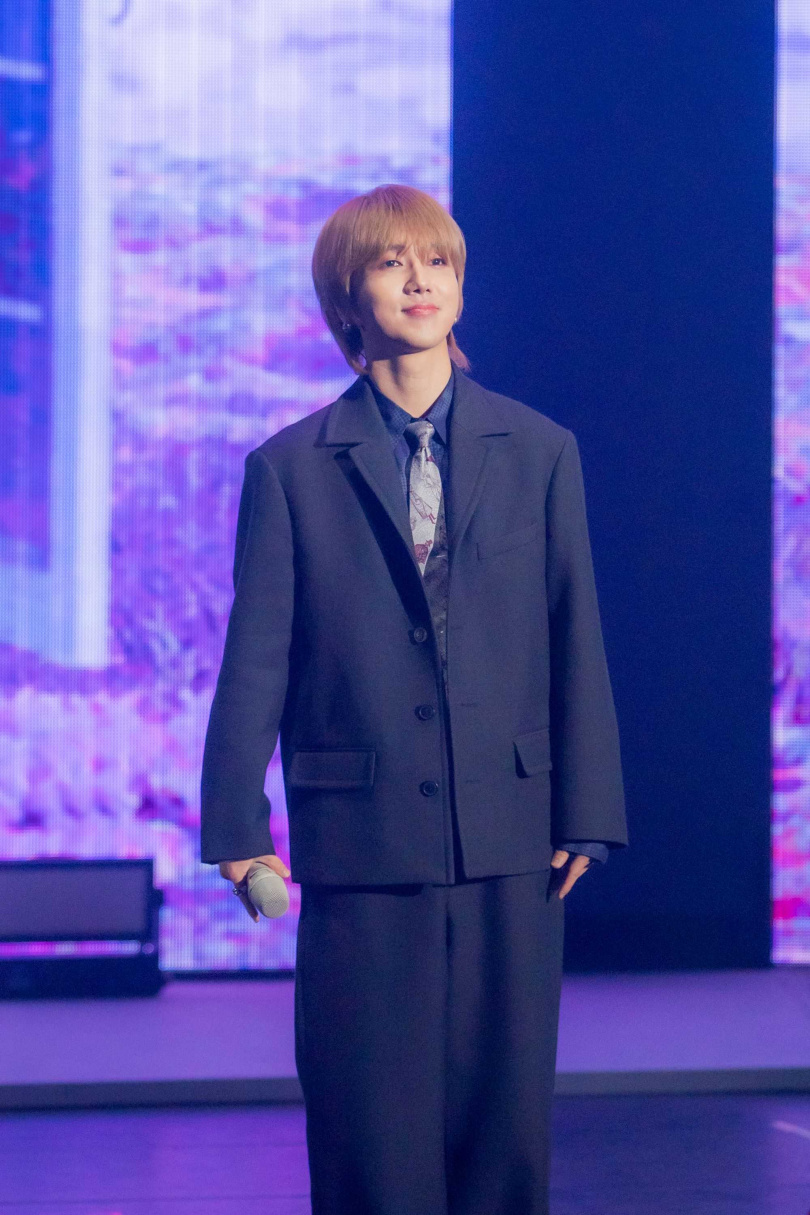 開場不久，藝聲就撩粉，要讓大家眼睛裡充滿愛心。（圖／讀者提供）