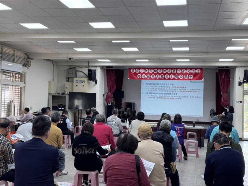 國道1號的五堵至汐止交流道段在尖峰時刻常塞車，交通處高速公路局已匡列經費36億5千萬元協助拓寬以及補強邊坡工程，預計2031年完工。圖為24日拓寬工程公聽會情形。（圖／立委王正旭辦公室提供）