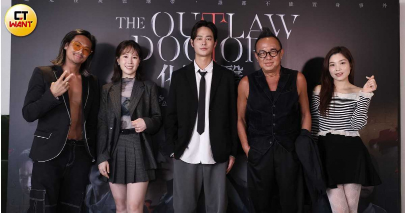 阮秋姮(右起)、黃大煒、夏騰宏、蔡亘晏和POLO WL出席 《The Outlaw Doctor 化外之醫》 茶敘 。(圖/焦正德攝)