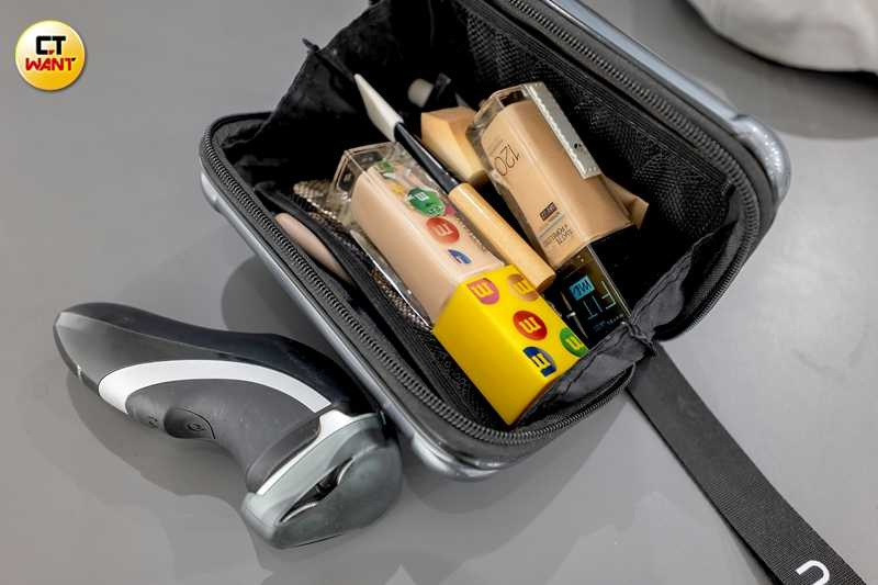 差一歲的妹妹送他粉底液,還為他教學示範化妝技巧。(圖/焦正德攝)