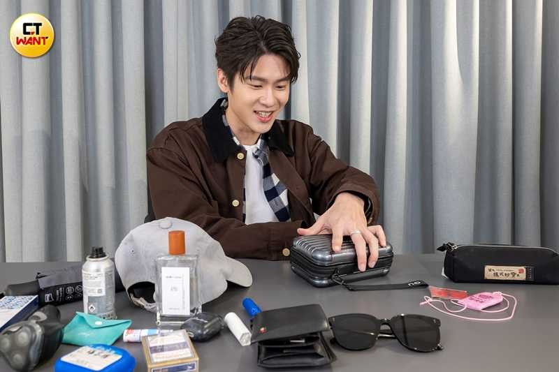 張家陞公開隨身包包內容物,大大的後背包,裝了不少東西。(圖/焦正德攝)