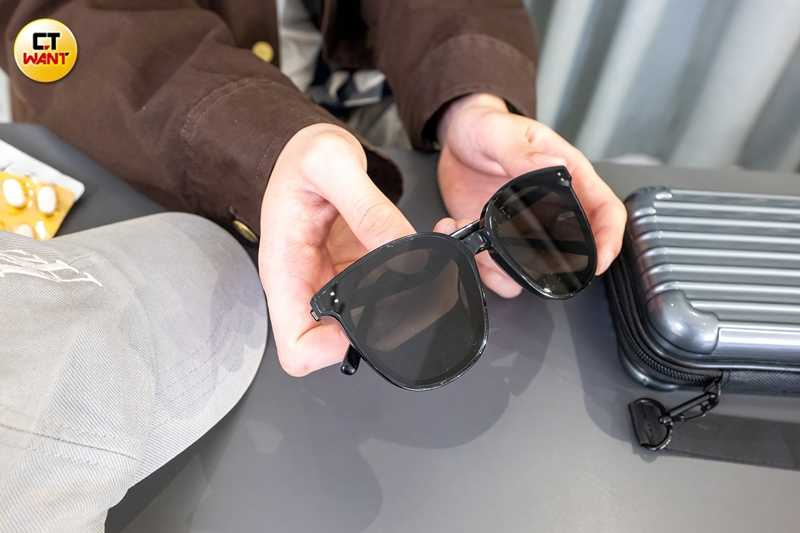 好朋友劉漢之送的墨鏡,讓張家陞愛不釋手。(圖/焦正德攝)