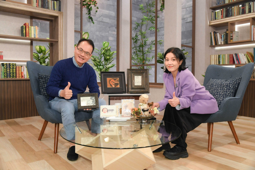 鄭弘儀（左）讚苗可麗（右）是「八點檔女王」。（圖／三立提供）