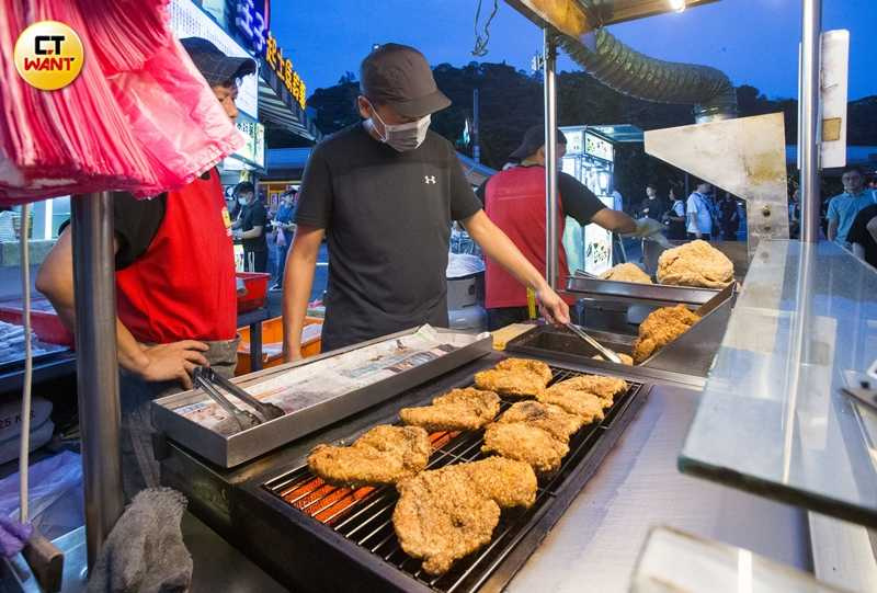 士林夜市「家鄉碳烤雞排」老闆是仁哥粉絲,他開玩笑說「沒把簽名名球拿去賣!」(圖/黃威彬攝)