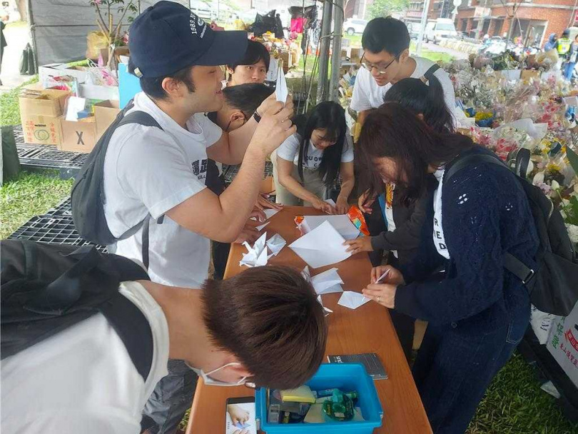 「白紙鶴追思活動」25日在事發地舉行,民眾在現場摺紙鶴祈福。(張鎧乙攝)