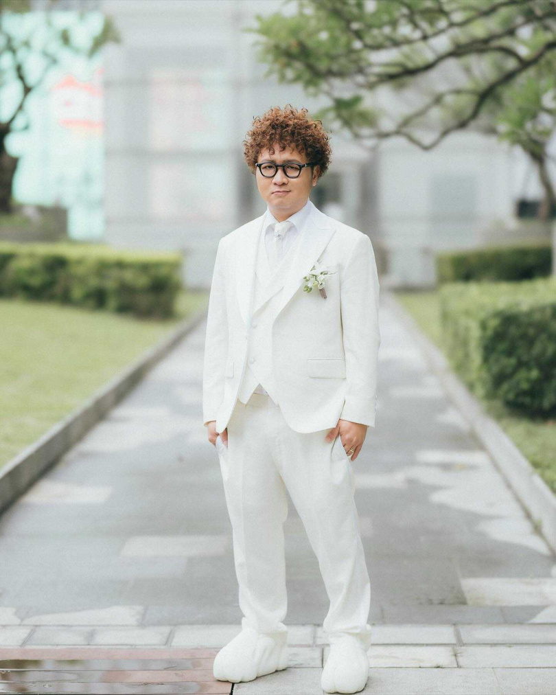 納豆笑說以前不敢穿全白西裝，怕自己變成「白豬公子」。（圖／納豆臉書）