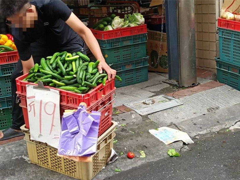 彰化警分局針對中民街等三民市場周邊道路展開清除路障大執法，攤商自行將占用道路物品移走。（圖／中國時報葉靜美攝）