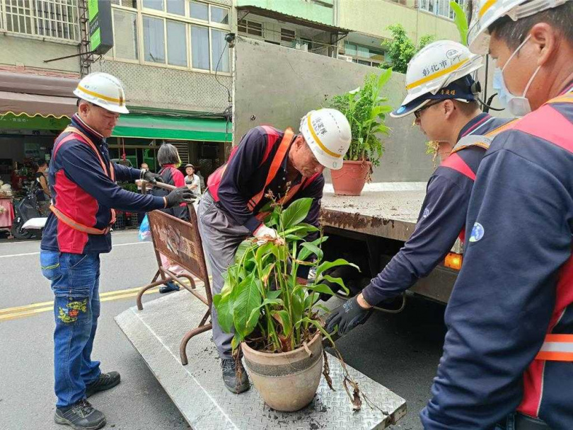 彰化警分局請來清潔隊，將占用道路的障礙物及廢棄物清除。（圖／中國時報葉靜美攝）