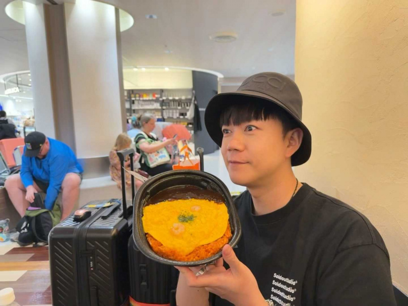 擔任導遊的李岳,最後一天看錯班機提前四小時到機場。(圖/李岳提供)