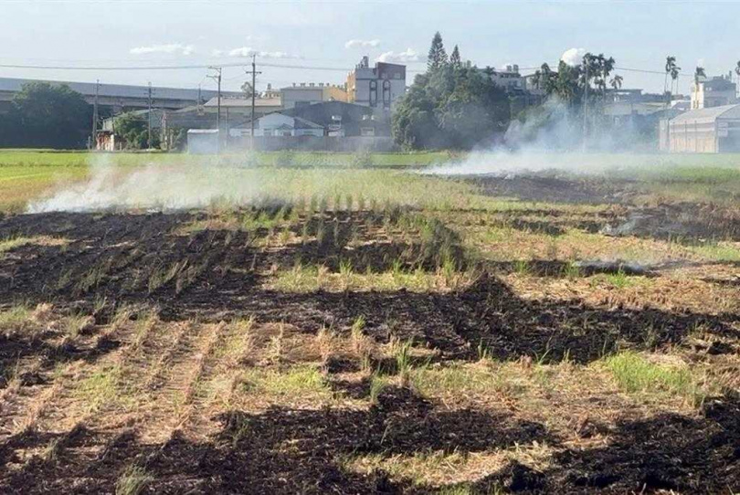 露天燃燒稻草造成空氣污染，危害民眾健康，還可能釀災涉及公共危險等罪，要負刑事責任。（南投縣政府提供／楊靜茹南投傳真）