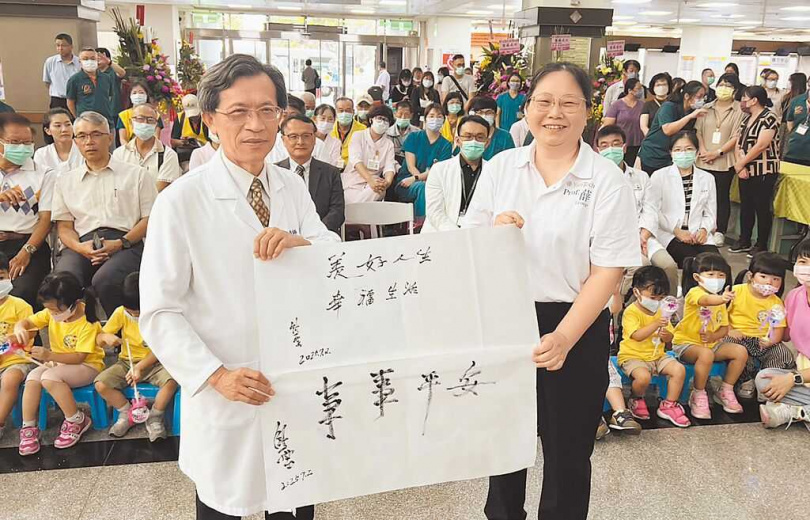 雲科大電子系教授薛雅馨（右）2日把失智父親寫的書法「事事平安」、「美好人生」、「幸福生活」送給成大斗六分院院長吳晉祥（左）。（圖／中國時報周麗蘭攝）