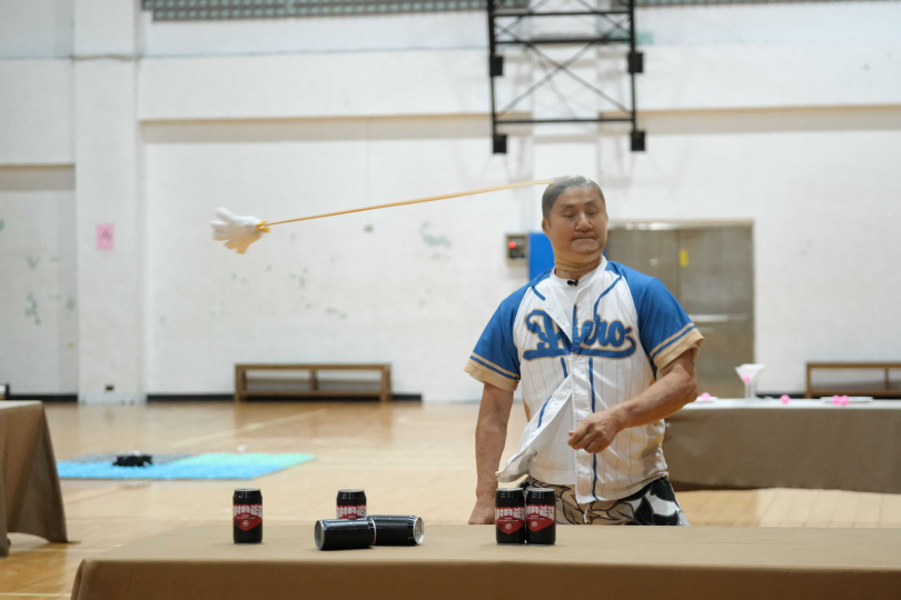 徐乃麟親自傳授絲襪套頭推倒瓶子。(圖/東森提供)
