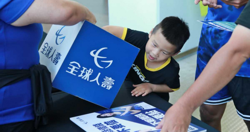 防詐成了全民必備的課題，全球人壽於球場設置品牌防詐攤位，參加趣味互動遊戲即可獲得精美好禮，邊玩邊學，輕鬆掌握實用的防詐小知識！ （圖／全球人壽提供）。