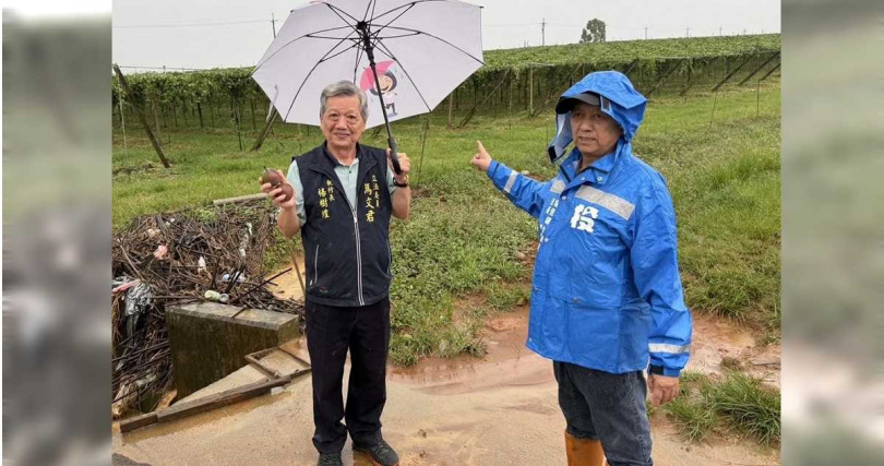 埔里鎮百香果不敵颱風過後接連大雨，導致落果、水傷，立委馬文君辦公室執行長楊樹煌會同相關單位勘災。（圖／馬文君提供／中國時報記者楊靜茹南投傳真）