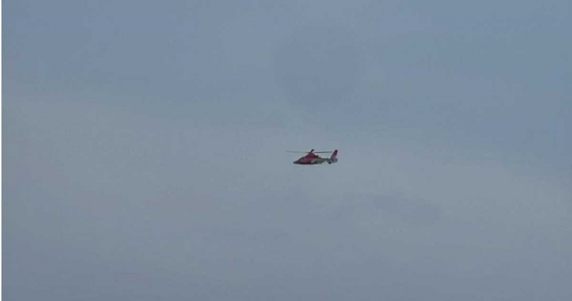 竹南鎮龍鳳漁港26日晚間15歲高一新生落海失蹤,空勤總隊直昇機27日下午在北側海域尋獲遺體。(圖/翻攝畫面)