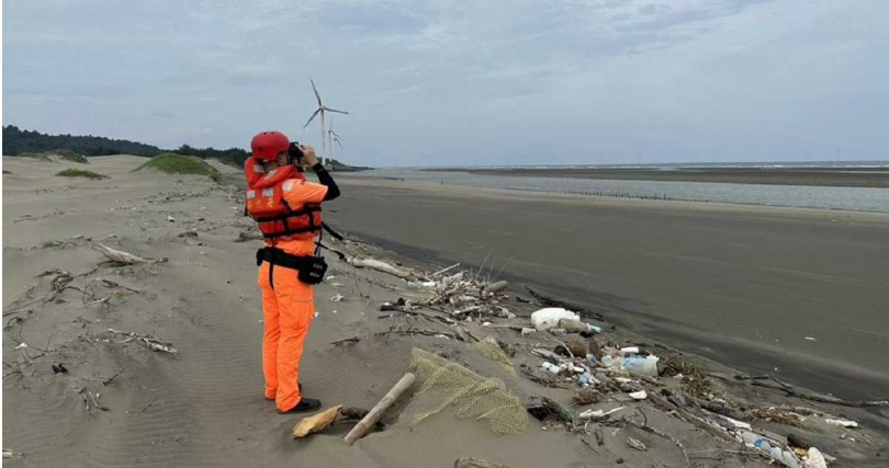 竹南鎮龍鳳漁港26日晚間15歲高一新生落海失蹤,27日下午在北側海域尋獲遺體,海巡人員27日白天持續搜尋。(圖/海巡署第3岸巡大隊提供)