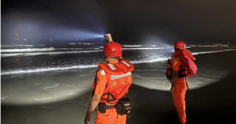 竹南鎮龍鳳漁港26日晚間15歲高一新生落海失蹤,27日下午在北側海域尋獲遺體,海巡人員漏夜搜尋。(圖/海巡署第3岸巡大隊提供)