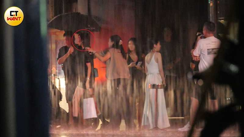 一群人前往夜店續攤，不過陳若儀只待了半小時便速速離去。（圖／本刊攝影組）