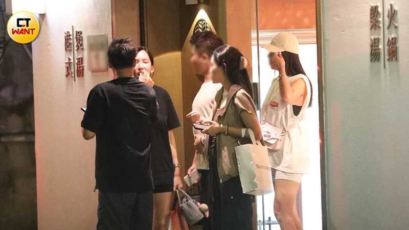 吃完火鍋後，陳若儀的朋友熱心幫她噴口腔噴劑。（圖／本刊攝影組）