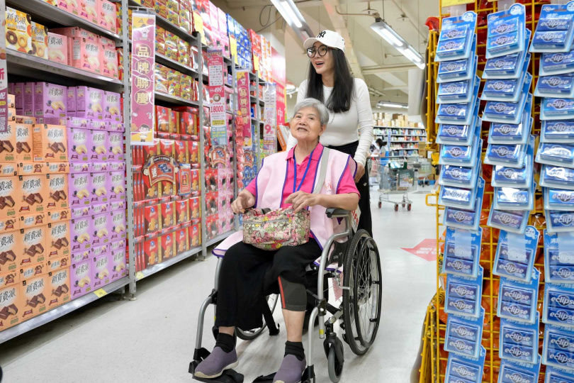 陳美鳳領軍舉辦「愛在一起弱勢長者送暖餐會暨物資採購」公益活動，邀請30多位獨居長者參與。（圖／台灣優質生命協會提供）