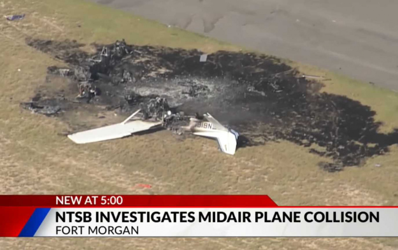 塞斯納小飛機墜落後起火燃燒,消防人員第一時間到場撲救。