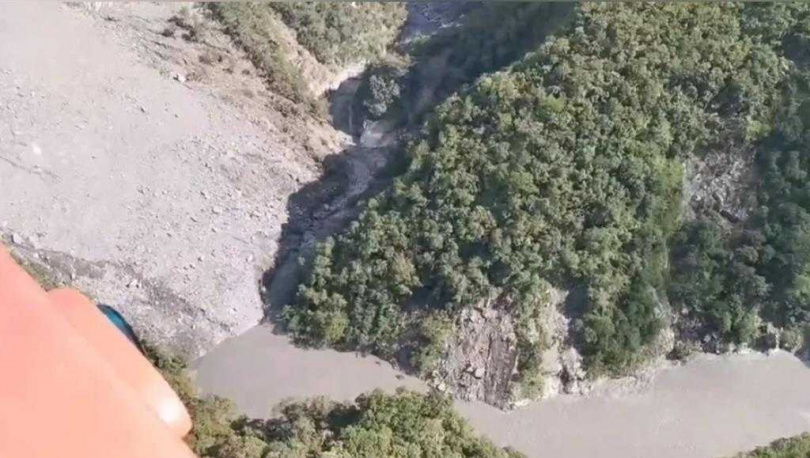 新武呂溪上游有大量土石覆蓋河道的異狀。（圖／翻攝畫面）