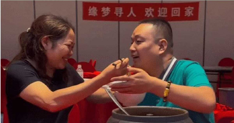 王曉舉贈送33個紅包與成都一套房產作為見面禮，彌補母子錯失的33年時光（圖／翻攝自大象新聞）