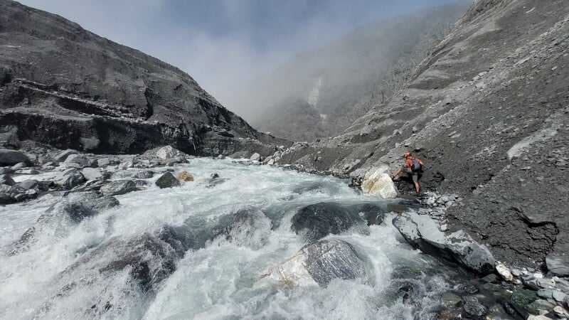 特遣隊員沿邊緣挖開腳點，一路往上前往堰塞湖。（圖／林業署花蓮分署提供）