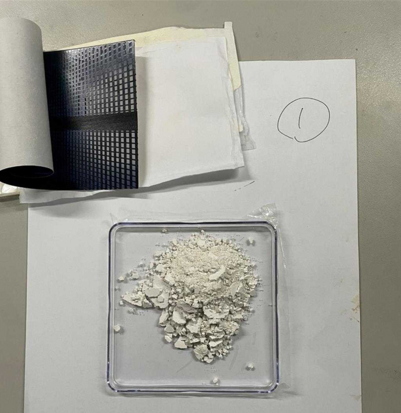 警方查獲手機殼包裝夾層藏有海洛因。（警方提供）